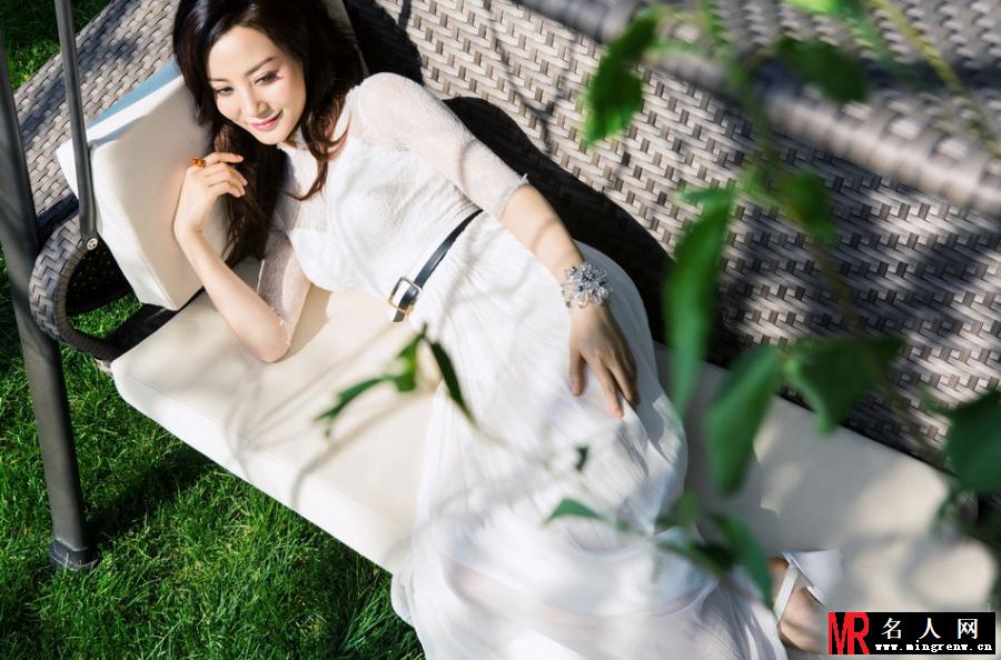 陶红休闲户外街拍曝光 烈焰红唇尽显熟女风范(1)