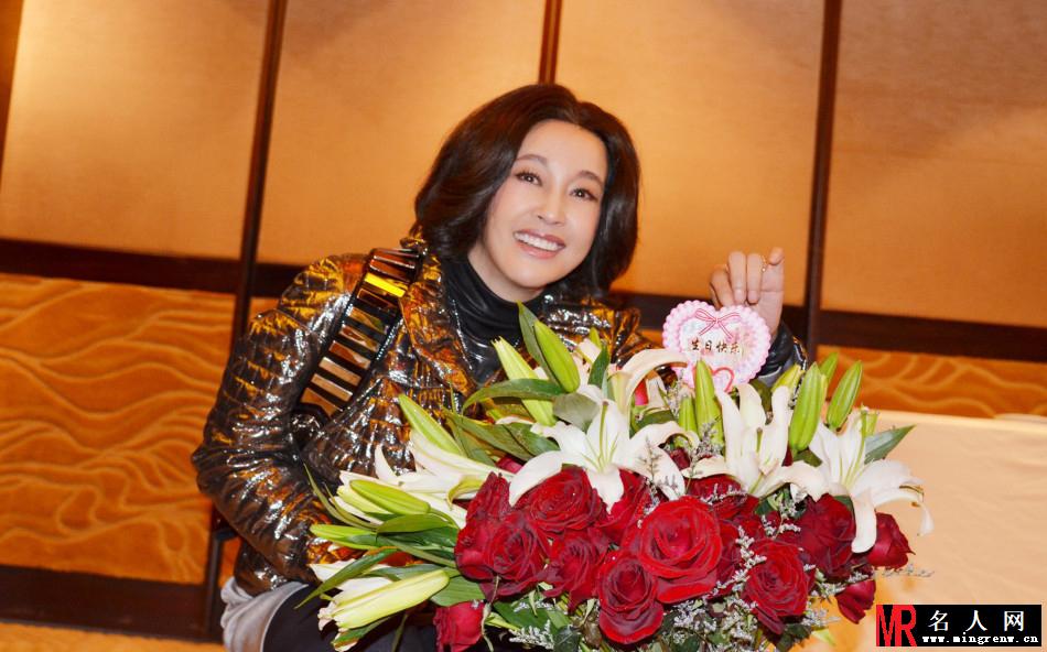刘晓庆婚后首次庆生现场照曝光 与丈夫大秀恩爱(1)