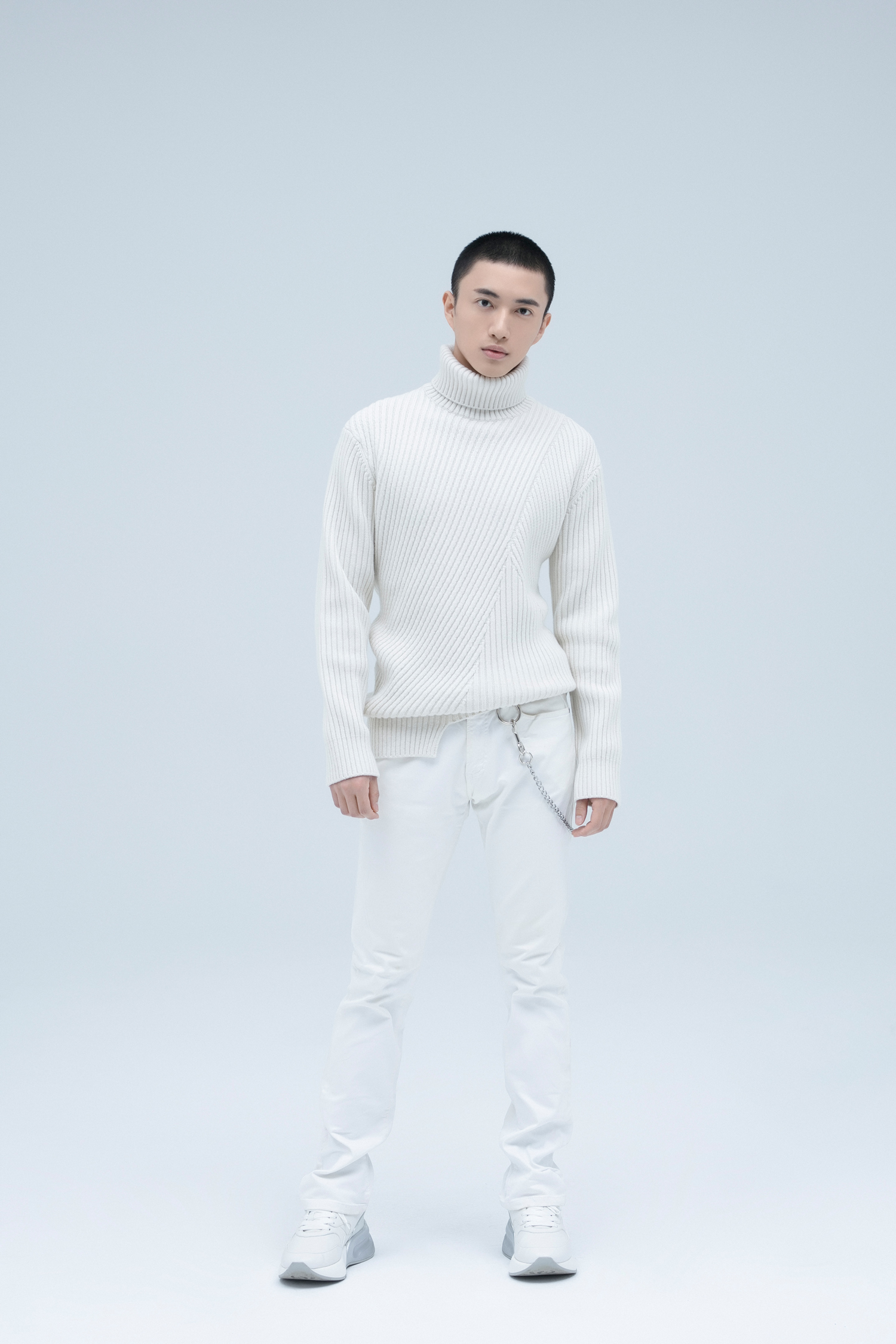 张博涵平头造型清爽有型  纯白毛衣展现阳光气息(1)