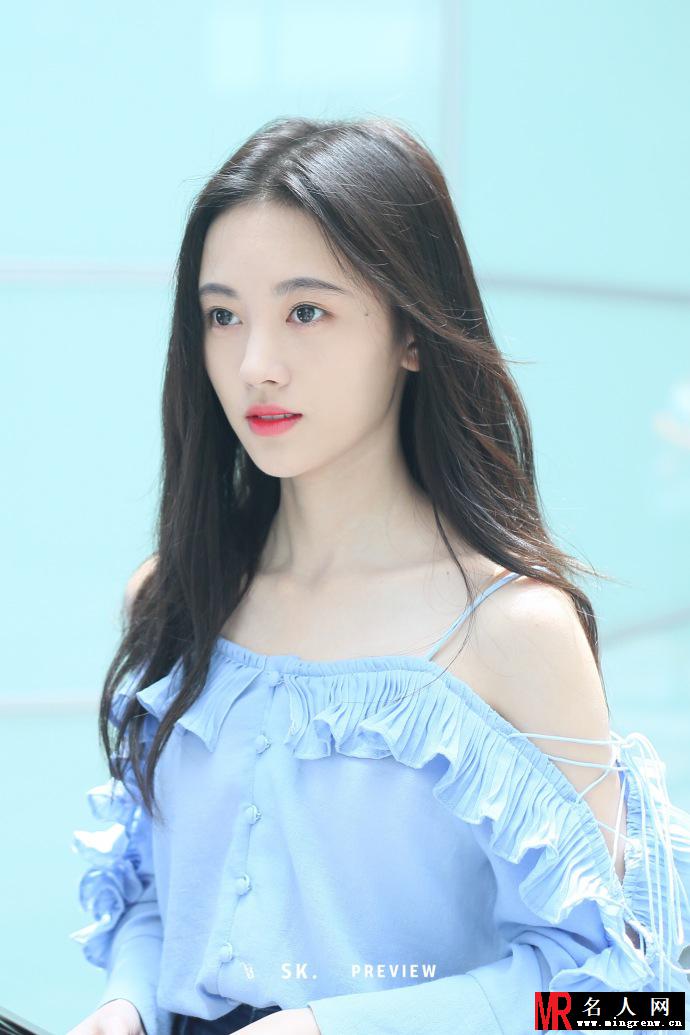 鞠婧祎机场生图颜值能打 皮美腿纤细气质绝佳(1)