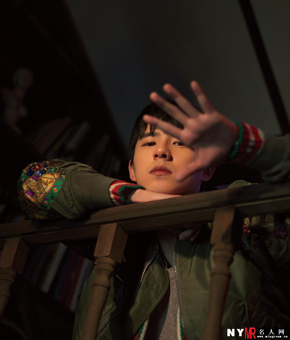 刘昊然封面大片曝光 蜕变的少年成熟内敛魅力十足(1)