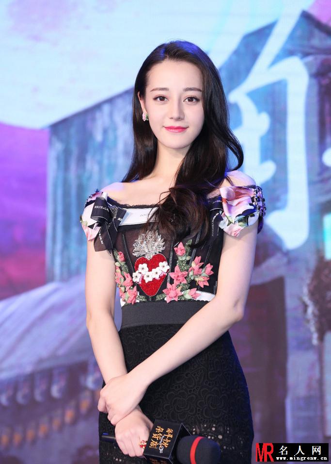 迪丽热巴穿碎花长裙美腿隐现 靓丽优雅(1)