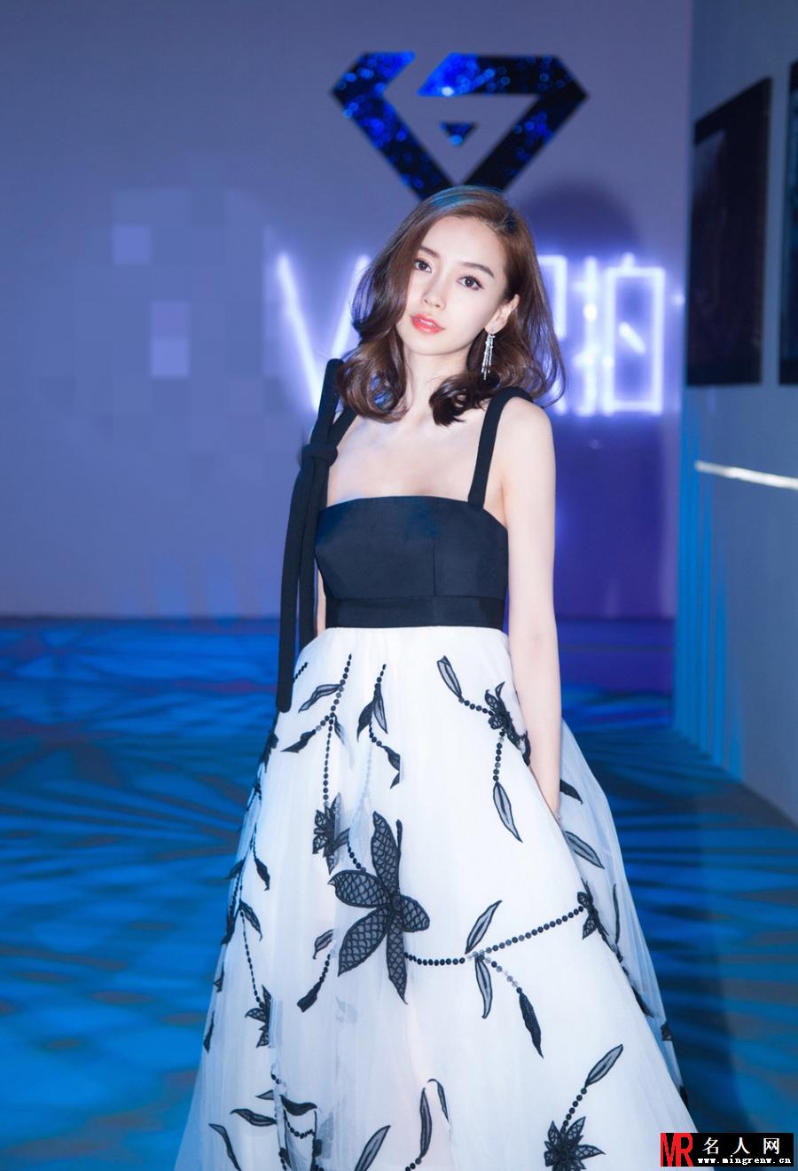 baby一身黑白礼裙亮相活动 依然少女感十足(1)