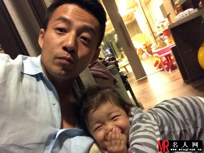 汪小菲晒出与女儿的合照 小玥儿表情多变(1)