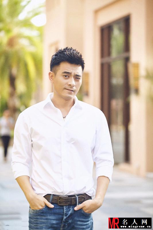 陈龙清新写真 打扮清新不失时尚(1)
