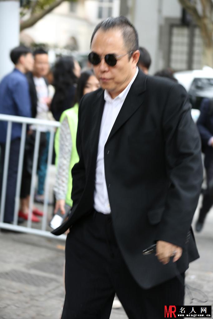 张铁林现身某活动现场 搭肩女友人歪头热聊(1)