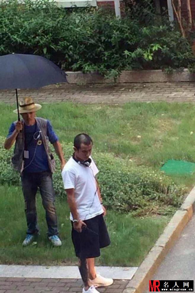 文章拍戏专人撑伞 包贝尔戴假发求婚(1)