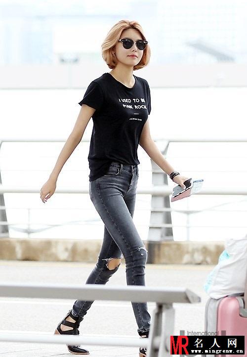 少女时代现机场 Tiffany短裙险被吹翻(1)