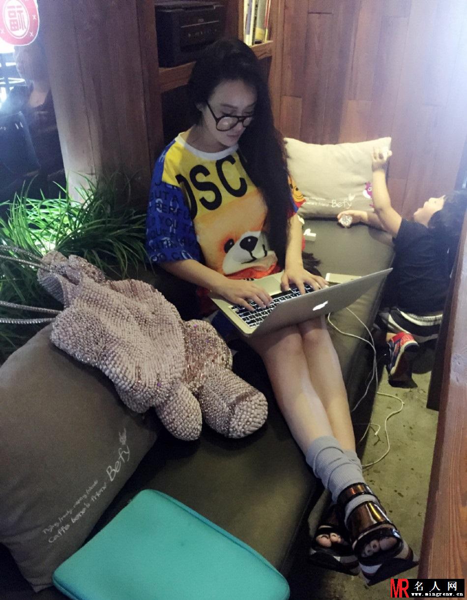 曝邹市明娇妻冉莹颖美艳私照 系央视主持人(1)
