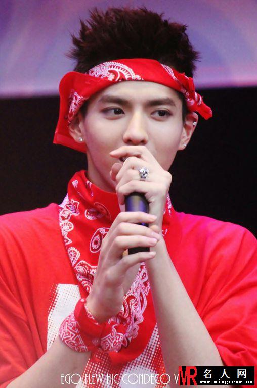 2013年EXO亮相韩国日山签售会 吴亦凡红色潮搭嗨爆全场(1)