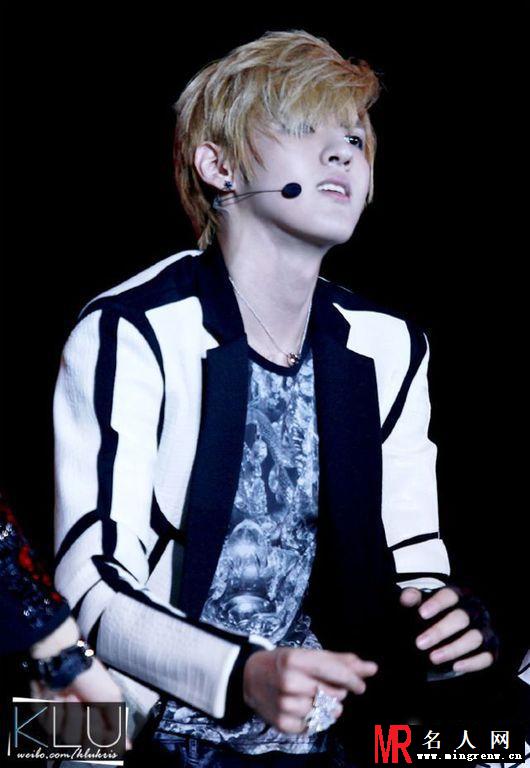 吴亦凡2012年新加坡SMT激情演唱掀起全场高潮(1)