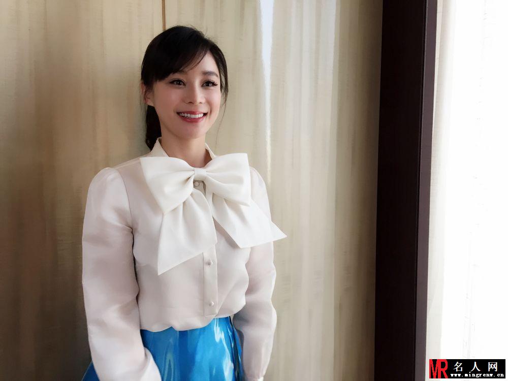 袁姗姗私服小搭 蝴蝶结清纯出镜笑容明媚(1)