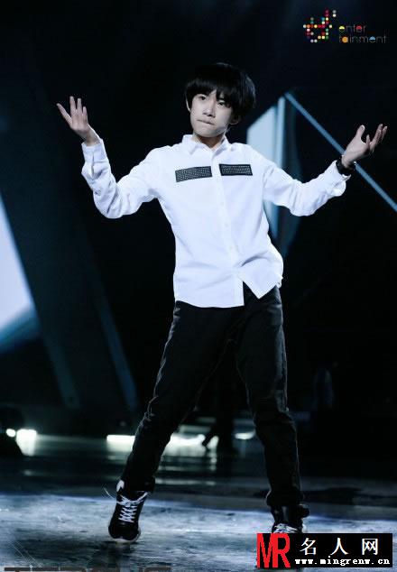 TFBOYS获得奖项 倾情演唱并与王力宏合照(1)
