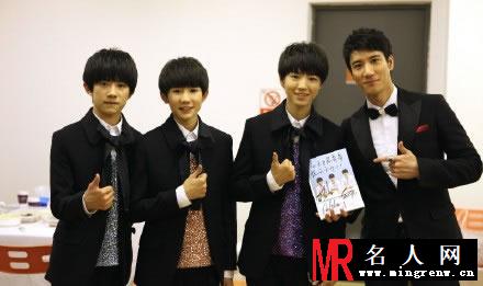 TFBOYS获得奖项 倾情演唱并与王力宏合照(1)