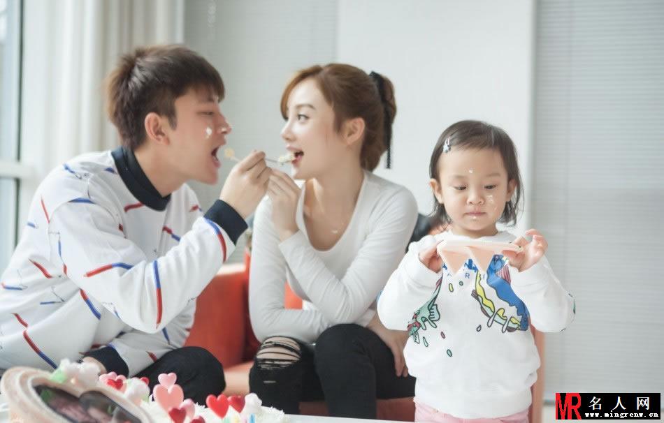 贾乃亮生日获女儿娇妻亲吻 一家三口甜蜜合照(1)
