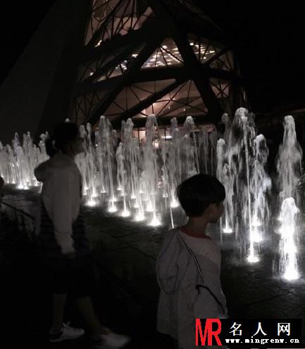 孙楠携子女出游心情大好 退赛风波无影响(1)