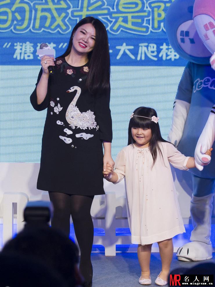 李湘携女王诗龄亮相 母女圆滚滚富态十足(1)