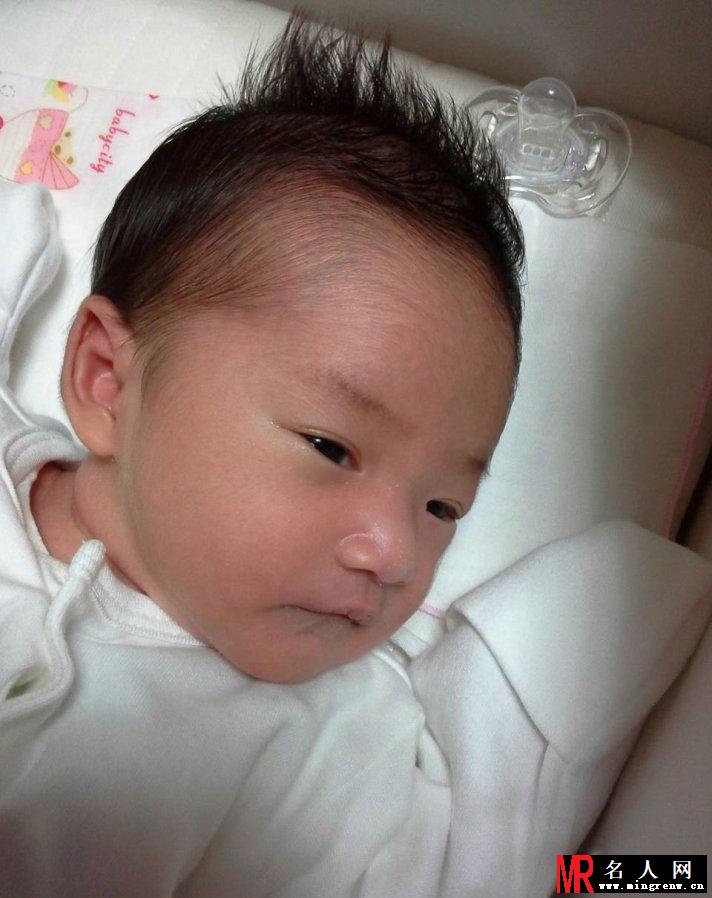 陈晓东微博晒萌女娃 温馨甜蜜全家福(1)