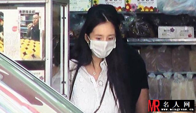 杨幂产后首曝光 身材消瘦恢复神速(1)