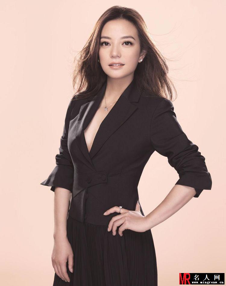赵薇优雅拍写真 精致妆容显高贵优雅(1)