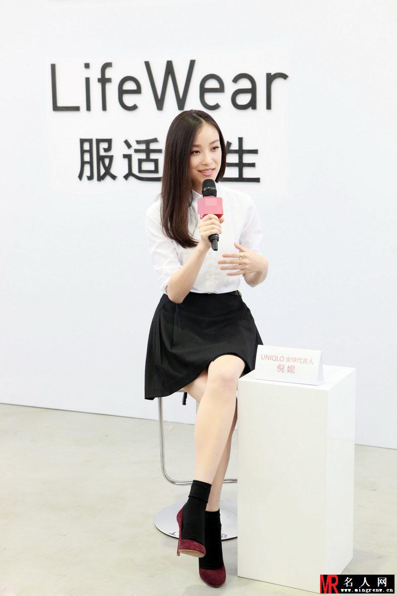 倪妮简约黑白裙现身 笑容甜蜜迷倒众人(1)