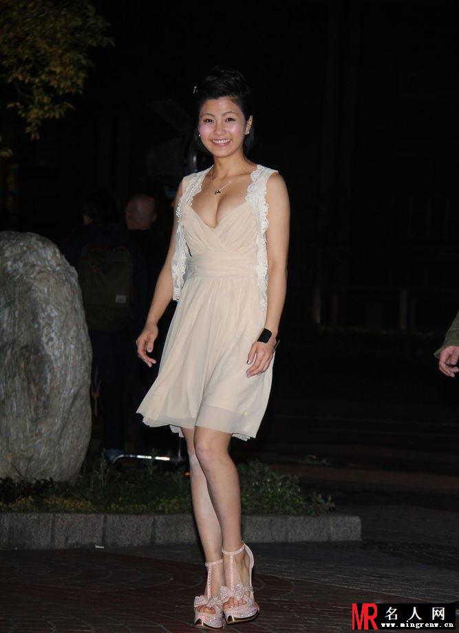 台北夜蒲团众女星卖胸抢镜 鸡排妹坦胸露乳(1)