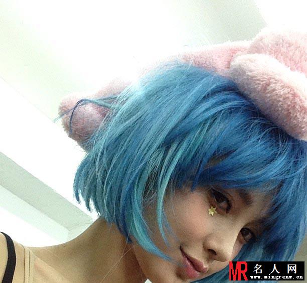 Angelababy床照曝光 素颜嘟嘴引遐想(1)