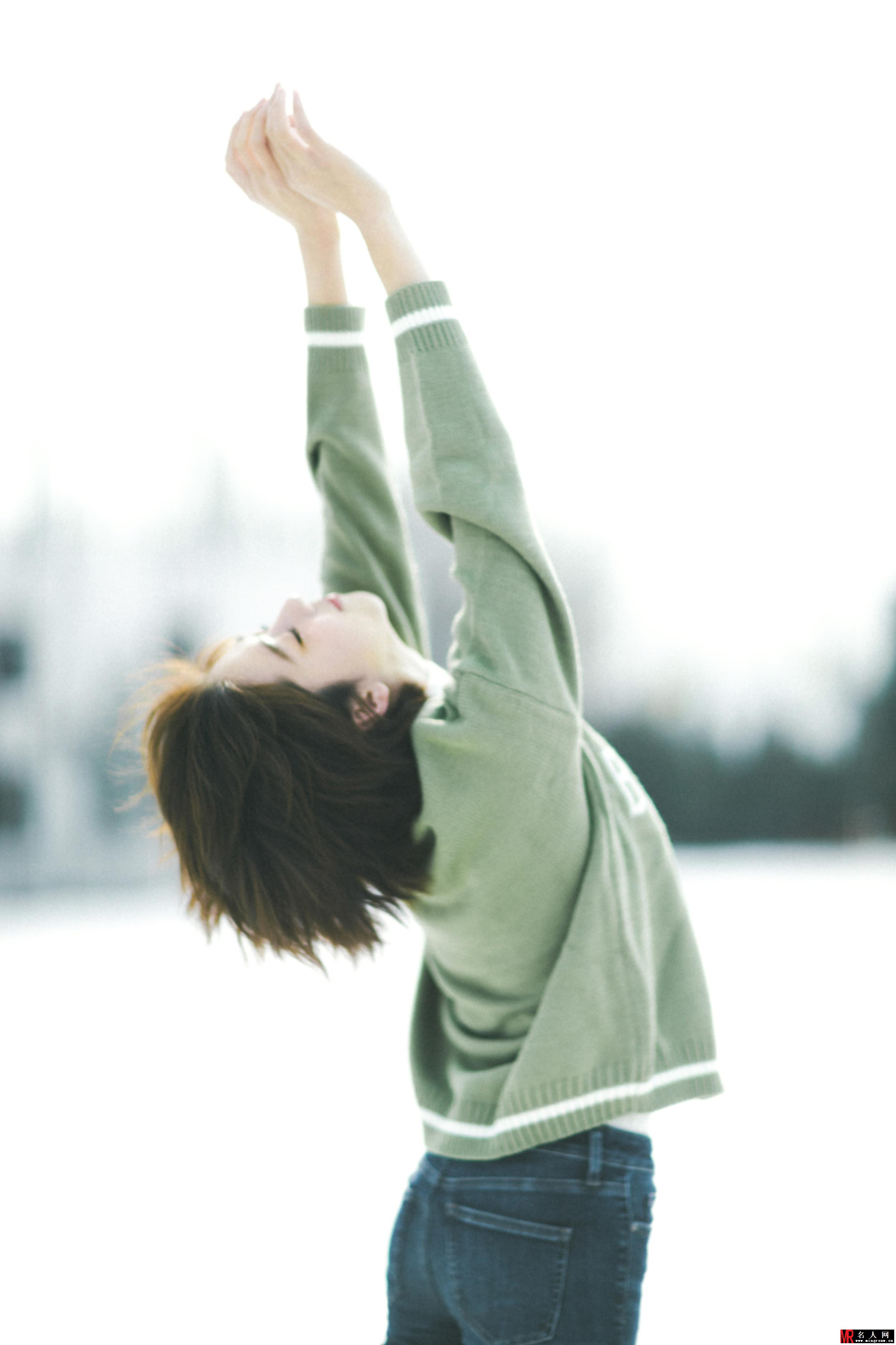 李凯馨雪中写真 抹茶绿毛衣温暖又文艺(1)