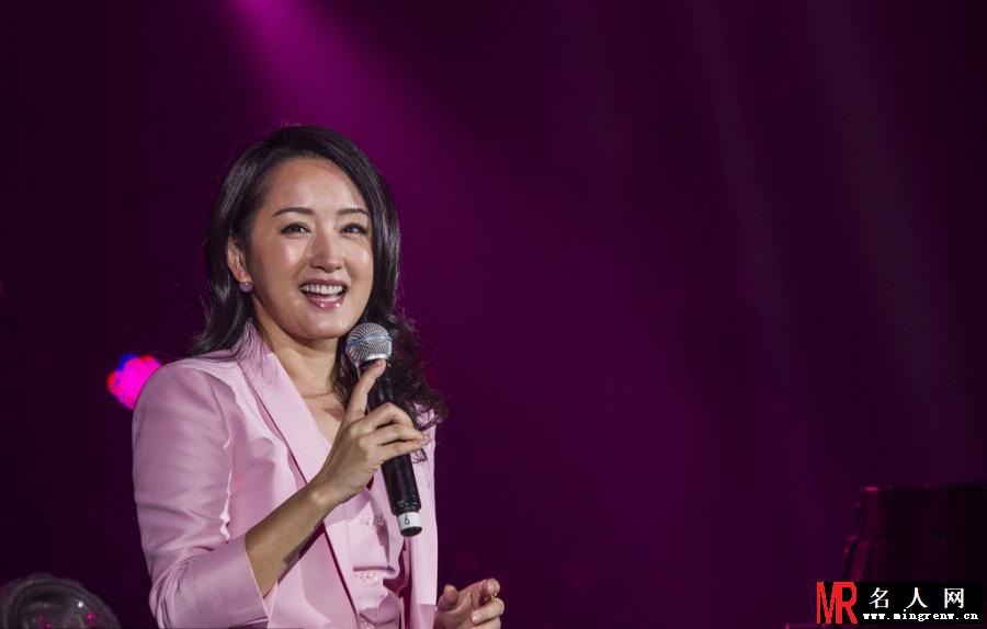 杨钰莹粉装亮相露甜蜜笑容献唱(1)