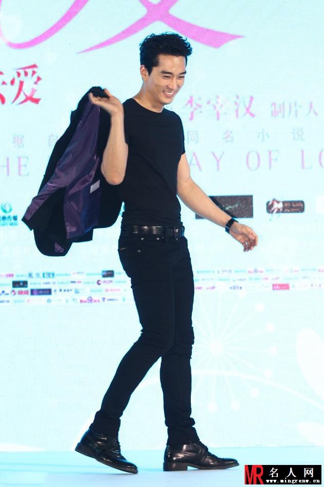 刘亦菲宋承宪模仿泰坦尼克号花式秀恩爱(1)