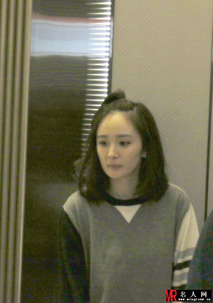 辣妈不忘春心 杨幂扎小辫宛如学生妹(1)