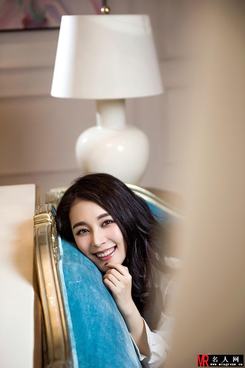 刘雨鑫最新居家性感写真 尽显温婉恬静(1)