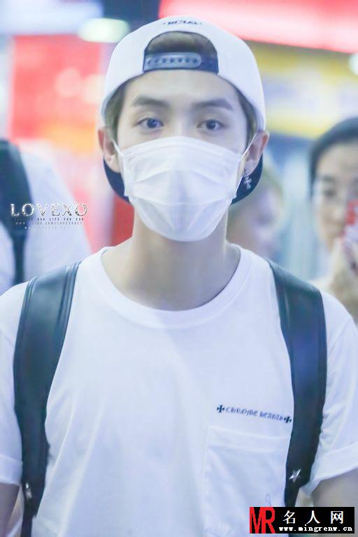 2014年7月EXO上海飞北京机场时尚帅气写真鹿晗图片(1)