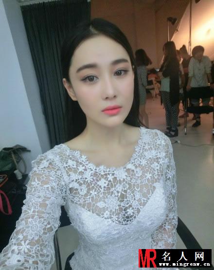 张馨予参加朋友婚礼 蕾丝白裙难掩酥胸(1)