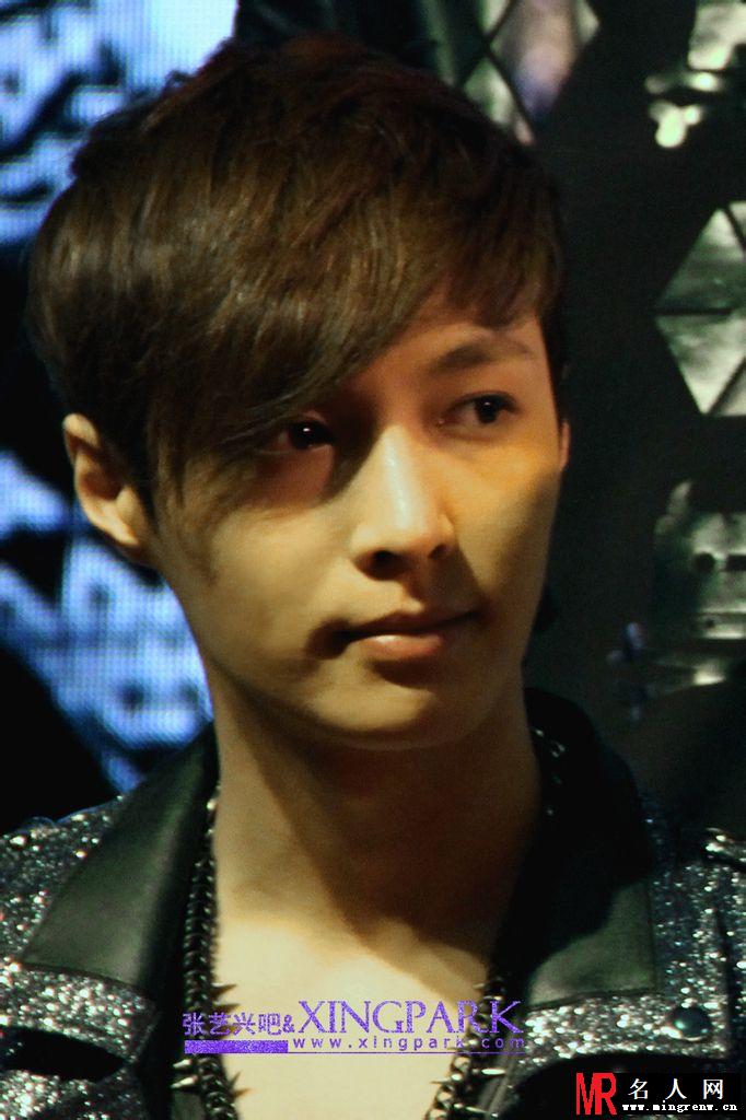 EXO张艺兴2012年帅气髙颜值亮相北京SHOW CASE 精彩表演引粉丝欢呼(1)