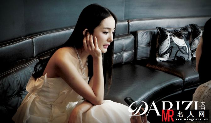 杨幂2013《大日子》写真 抹胸婚纱露双峰(1)
