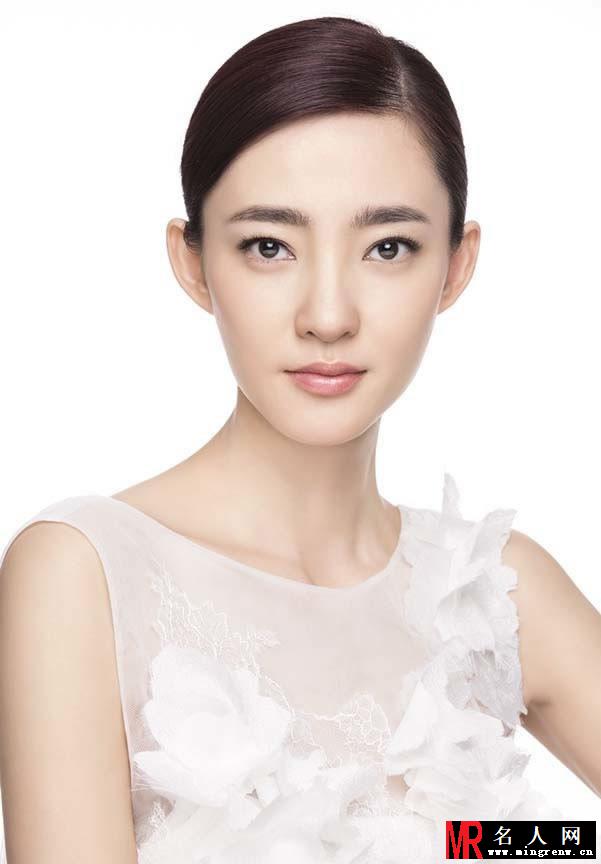 王丽坤置身花海拍写真 尽展温婉娴静之美(1)