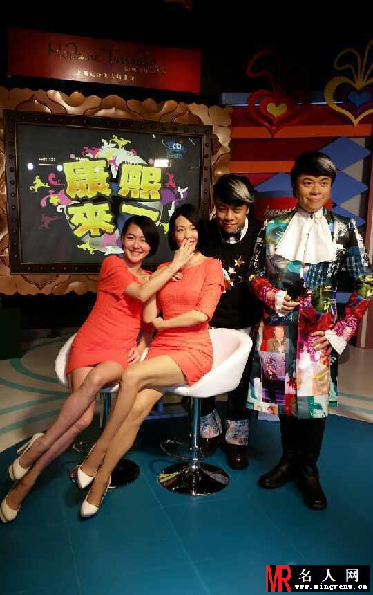 小S与自己蜡像合影 自挖鼻孔雷翻网友(1)