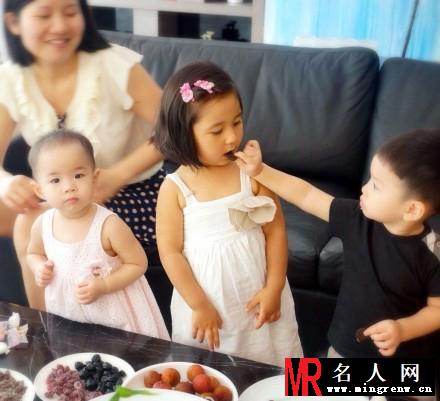 黄奕携女出席亲友聚会 铛铛呆萌出镜(1)