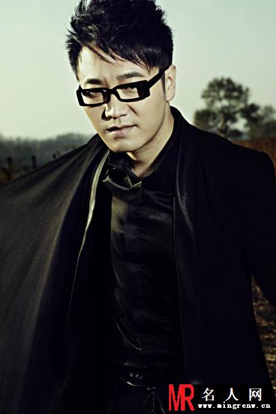 王铮亮儒雅登封面 不忘初心专注音乐(1)