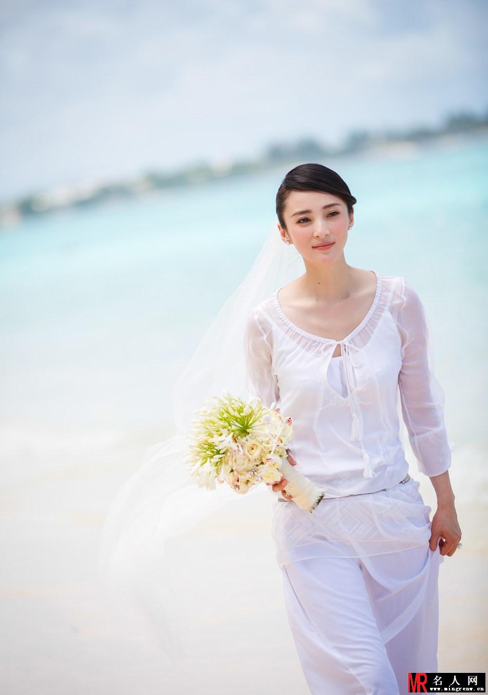 陈建斌蒋勤勤结婚8周年 补办婚礼浪漫湿吻(1)