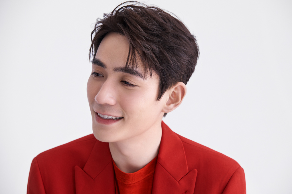 朱一龙生日写真 笑容温暖迷人(1)