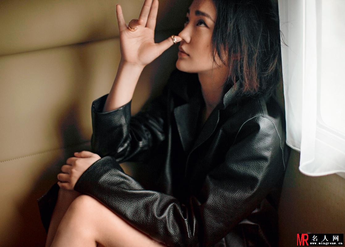 周迅登杂志封面 宽衣解带秀美背(1)