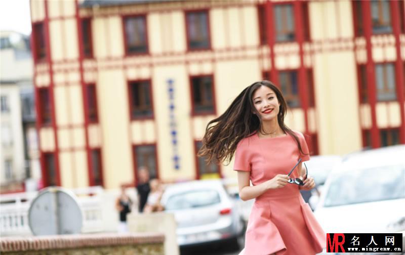 倪妮法国小镇闲适写真 粉色小短裙大秀美腿十分可爱(1)