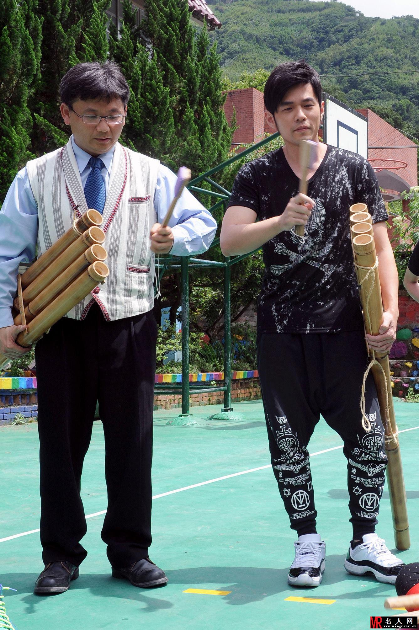 20140610周杰伦挺进偏乡探访学生(1)
