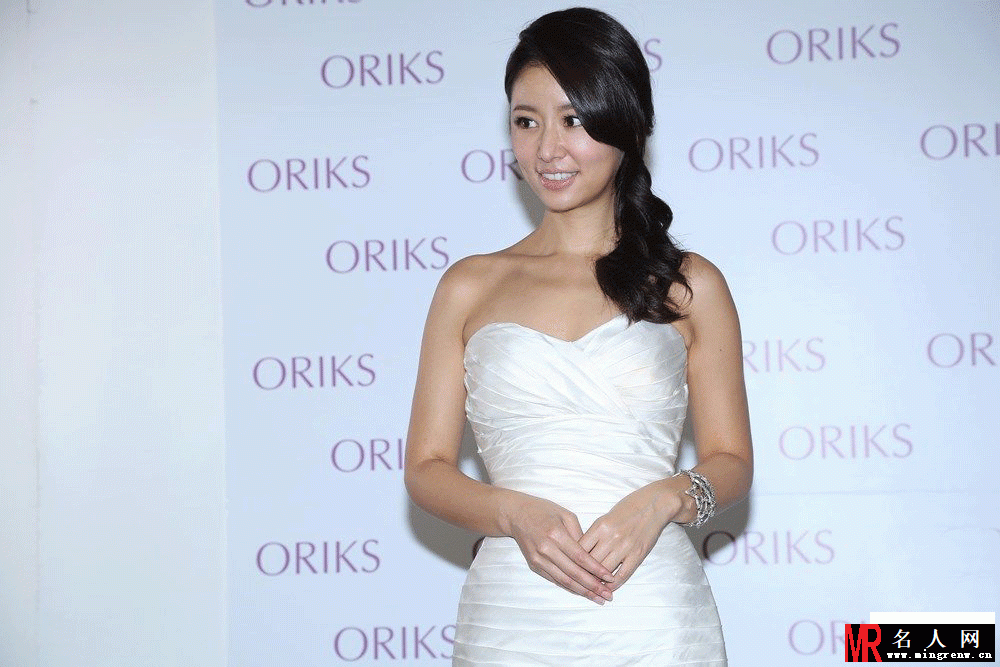 林心如身着白色抹胸连身裙亮相Oriks化妆品代言活动现场(1)