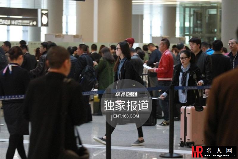 倪妮机场被偷拍大汇总 跟可爱婴儿卖萌互动(1)