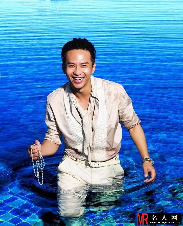 邓超婚后连登两大男刊封面 时尚大片露健硕胸肌(1)