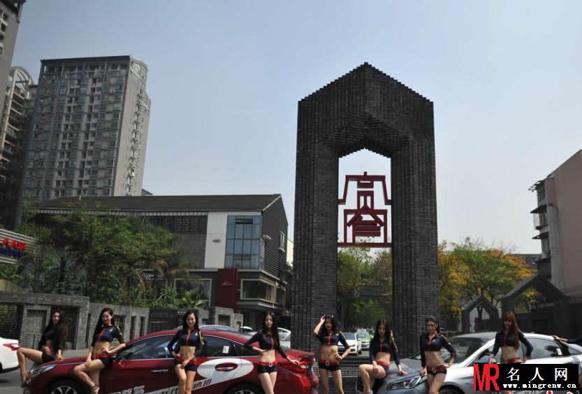 成都性感车模围堵街头 上演火辣快闪引人驻足围观(1)