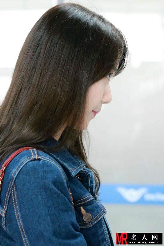 少女时代允儿素颜机场照 撩发抿嘴自然清新(1)
